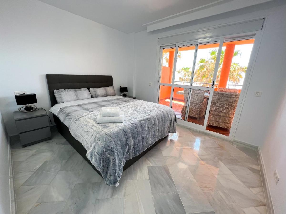 Luxury Three Bedroom Apartment At Естепона Екстериор снимка