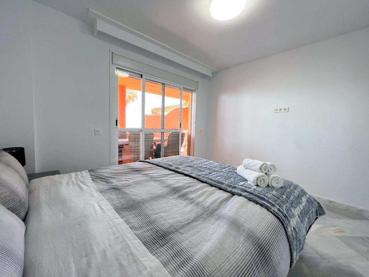 Luxury Three Bedroom Apartment At Естепона Екстериор снимка