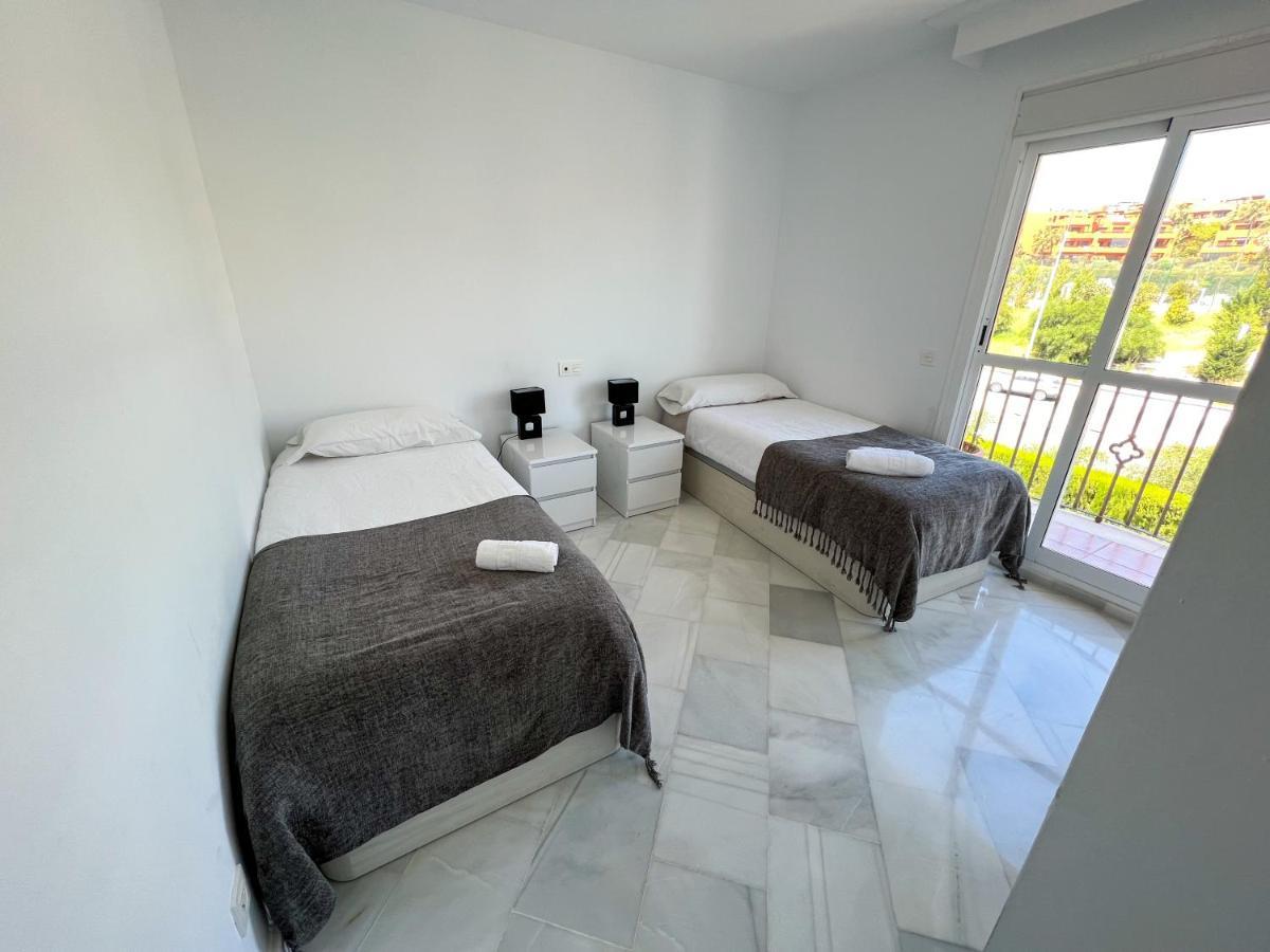 Luxury Three Bedroom Apartment At Естепона Екстериор снимка