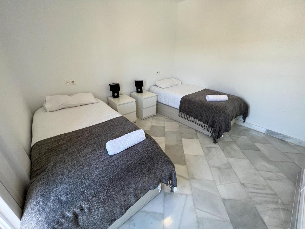 Luxury Three Bedroom Apartment At Естепона Екстериор снимка