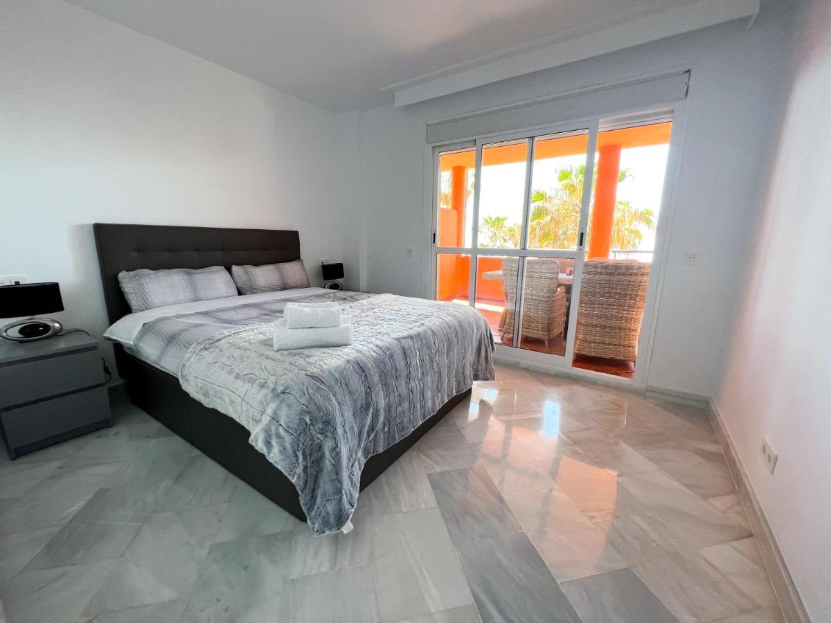 Luxury Three Bedroom Apartment At Естепона Екстериор снимка